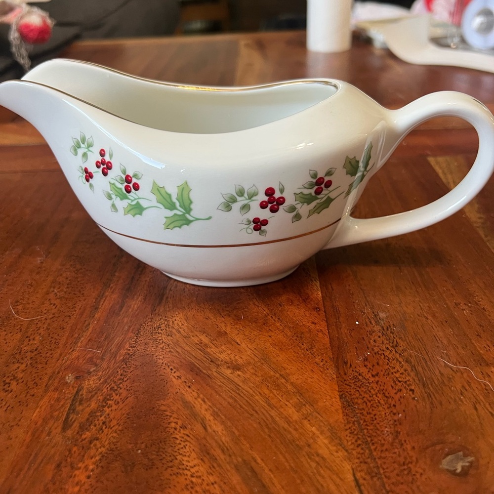 GIBSON Christmas Charm Delight Holiday Harmony Gravy Boat